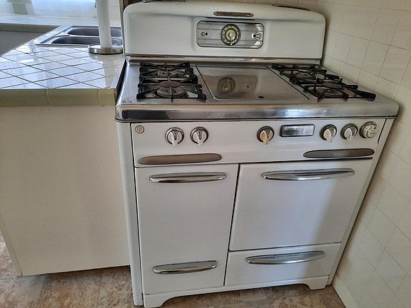 vintage gas stove.. cookin' great meals