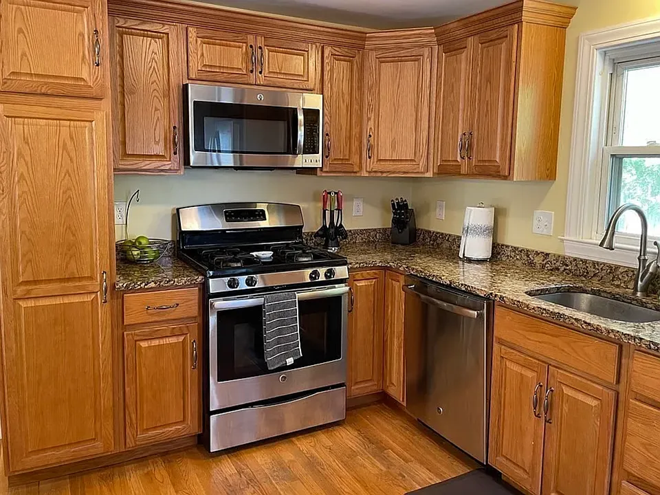 7 W Sigourney St