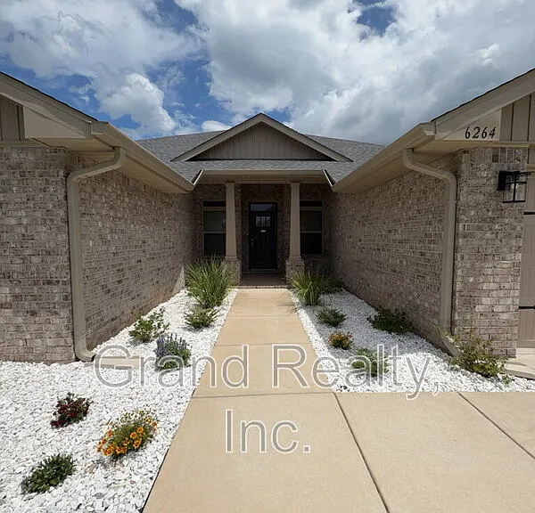 6264 Pineapple Dr — Photo 2