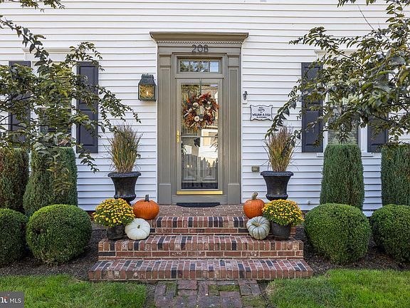 4th image of 208 2nd St