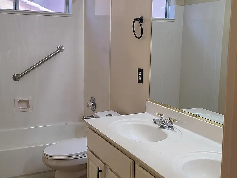 14206 S 12th Pl — Photo 32