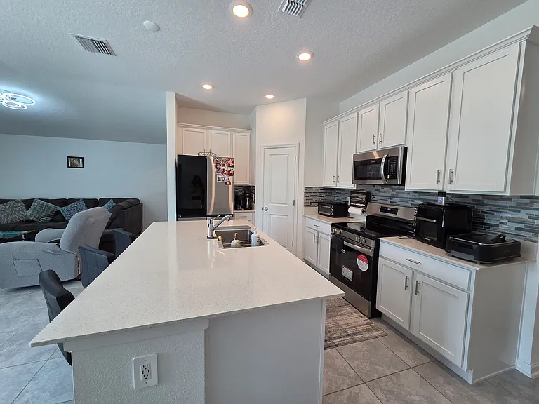 3949 Ambrose Ave — Photo 6