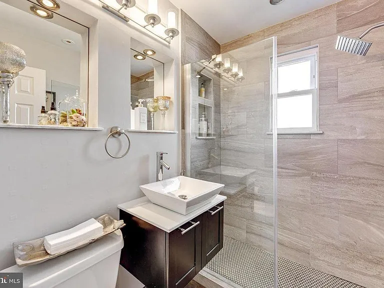 523 Ingraham St NE — Photo 15