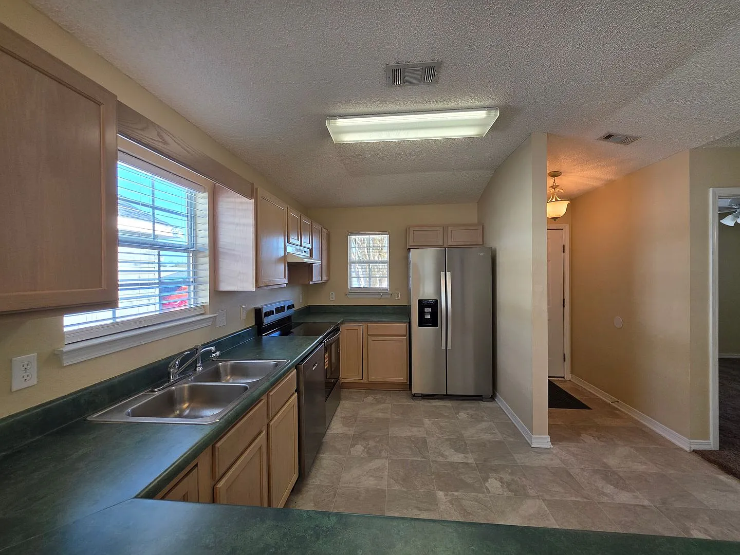 2 BR/2BA with Bonus room and fenced yard. — Photo 4