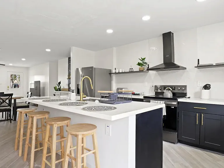 2241 N Sunset Dr — Photo 13