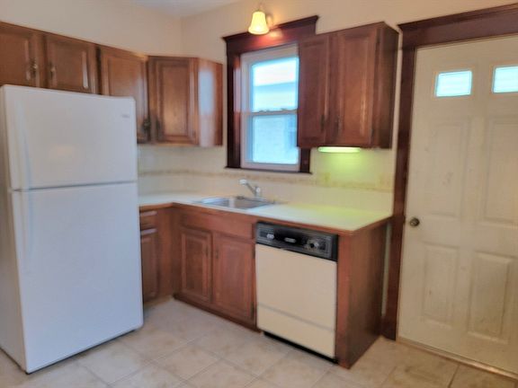 4th image of 38 Hovey St