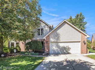 2833 Bywater Dr, Troy, MI 48085