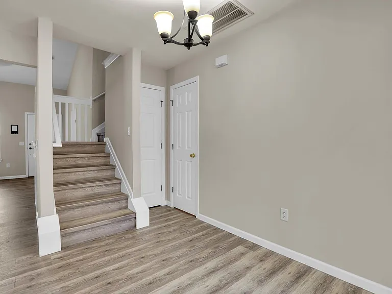 230 N Cir — Photo 19