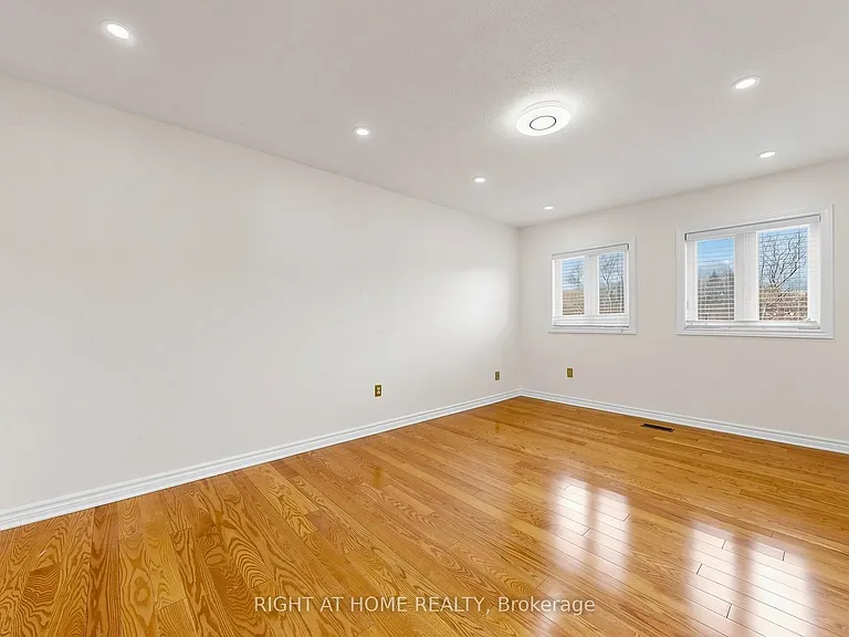 86 Howlett Ave — Photo 27