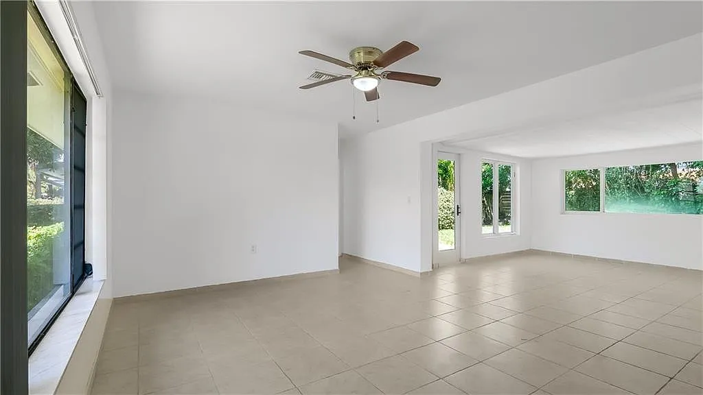 3 bed, 2.0 bath, 1241 sqft, $3,750 — Photo 3