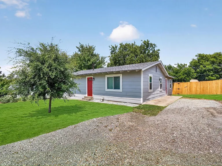 815 Wilson Dr — Photo 3