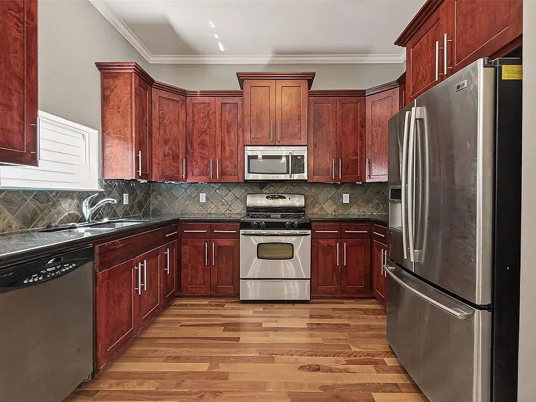 1107 Saint Charles St — Photo 12
