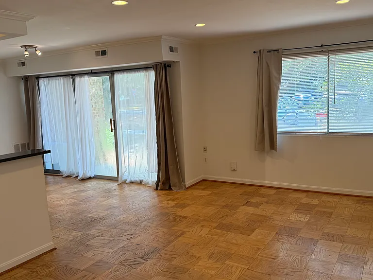 2911 Charing Cross Rd — Photo 10