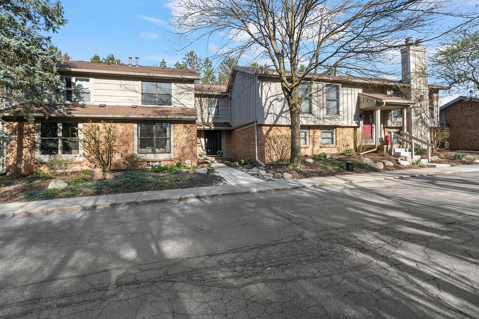 2142 Spruceway Ln photo 1