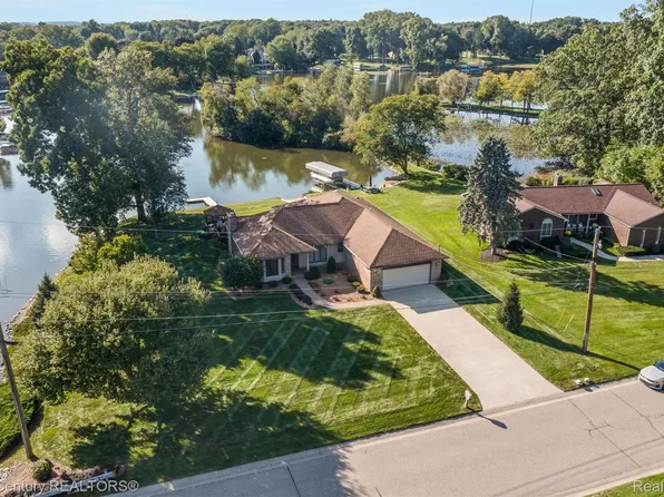 4071 Chevron Dr, Highland, MI 48356