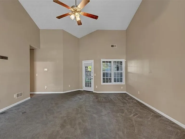 1025 City Park Dr — Photo 2