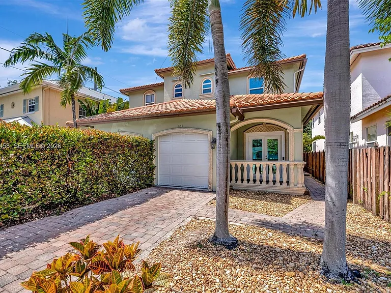 853 SW 11th Ct — Photo 2