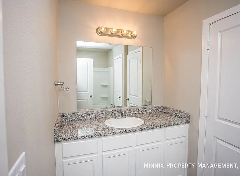 2113 N Jayton Ave #B — Photo 8