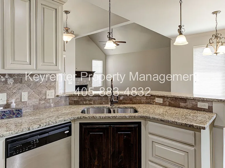 9016 NW 75th St — Photo 12