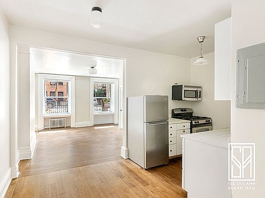 4th image of 215 E 12th St