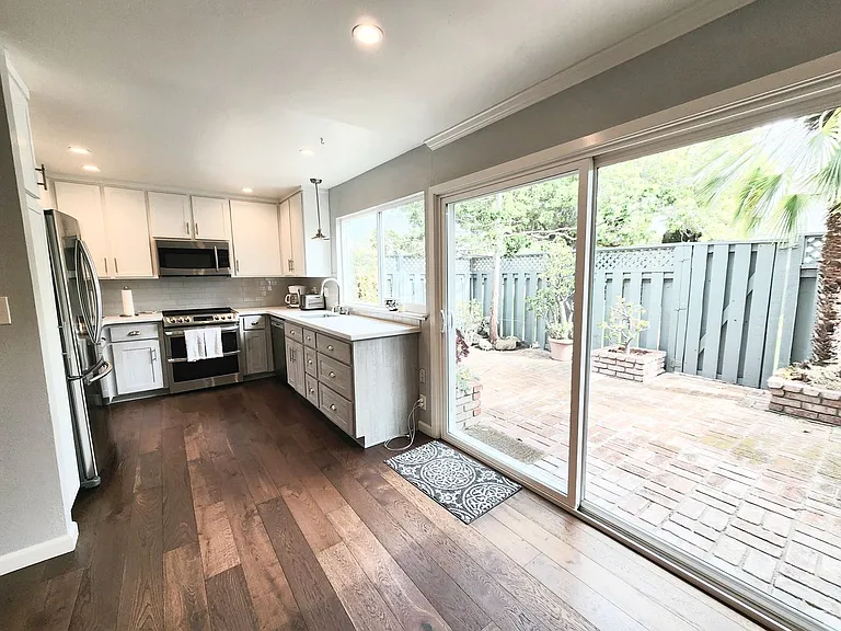 872 Cabot Ln — Photo 7
