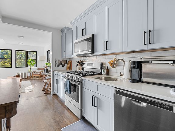 4th image of 141 Smith St APT 3R