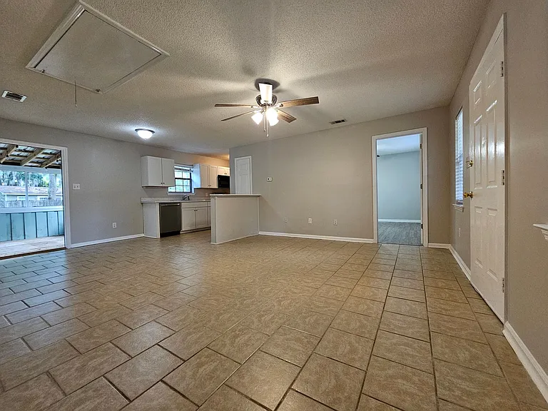 104 Holcomb St — Photo 2