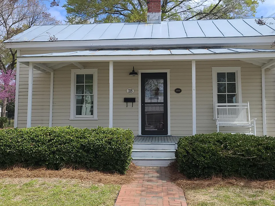 18 Carr St