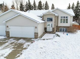 1729 Evergreen Ave SW, Minot, ND 58701