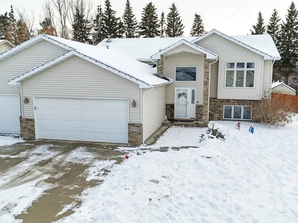 1729 Evergreen Ave SW, Minot, ND 58701