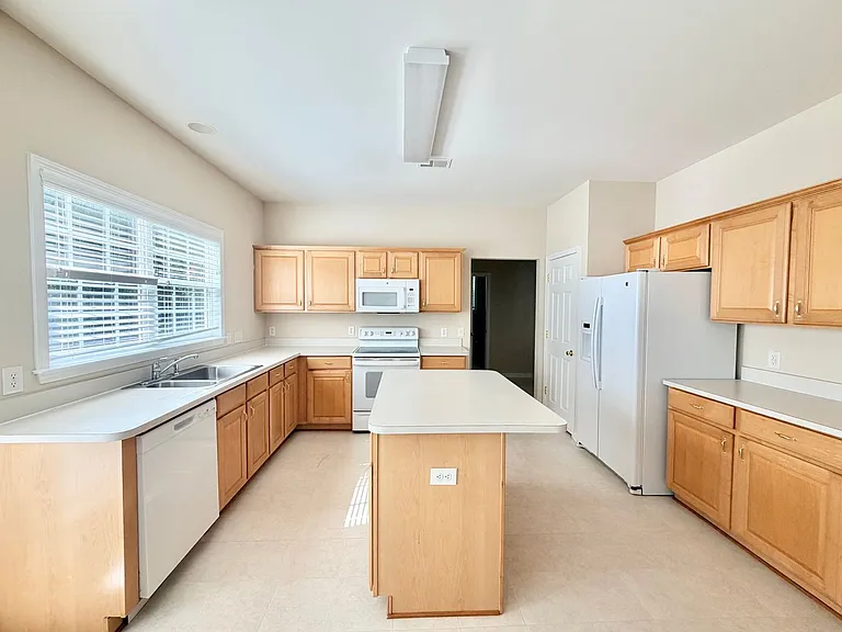 12611 Provincetowne Dr — Photo 2