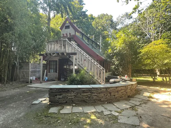 80 Bay Ave W, Hampton Bays, NY 11946