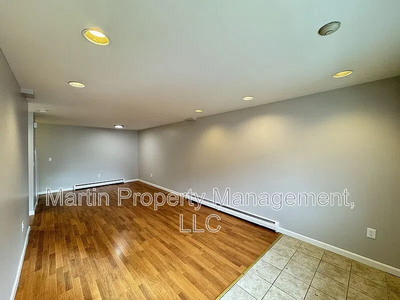 2 bed, 1.0 bath, 806 sqft, $1,900 — Photo 2