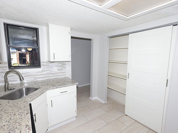 3rd image of 746 Brentwood Pl SE