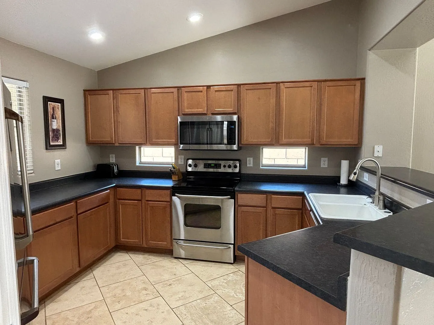 3 Car tandem Garage, RV Gate, Single level home — Photo 3