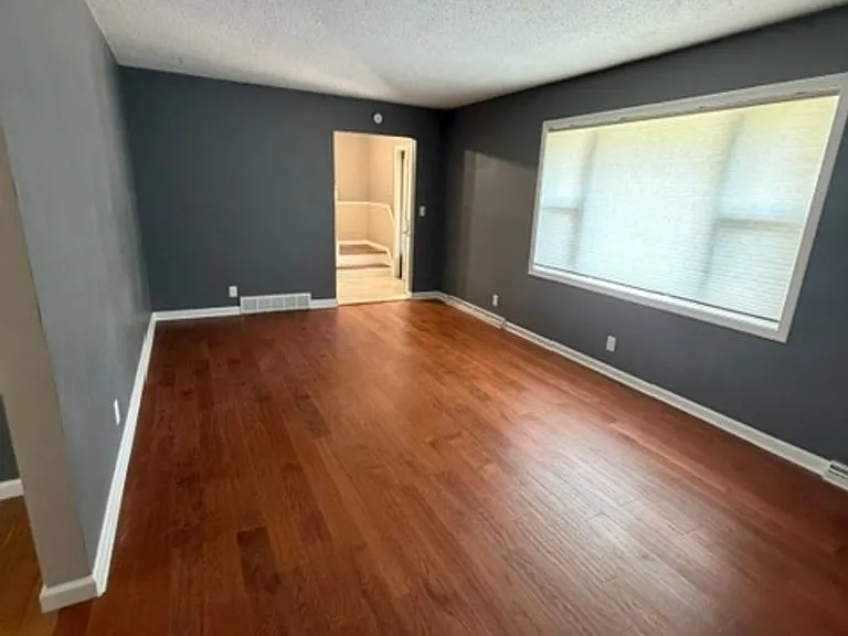 2206 E 32nd St — Photo 3