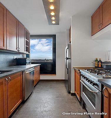 3rd image of 1 Irving Pl APT U25a