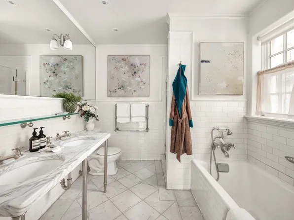 222 East 11th Street image 21 of 30