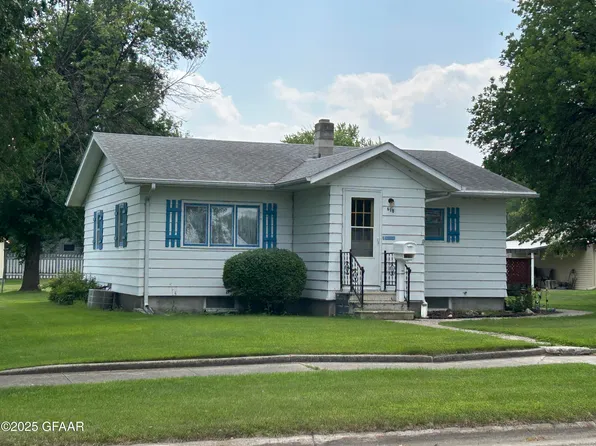 618 E 5th St, Grafton, ND 58237