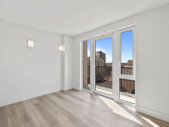 4th image of 1652 E 14th St #2C