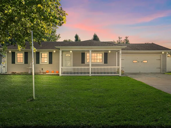 833 Apache Ln, Lowell, IN 46356