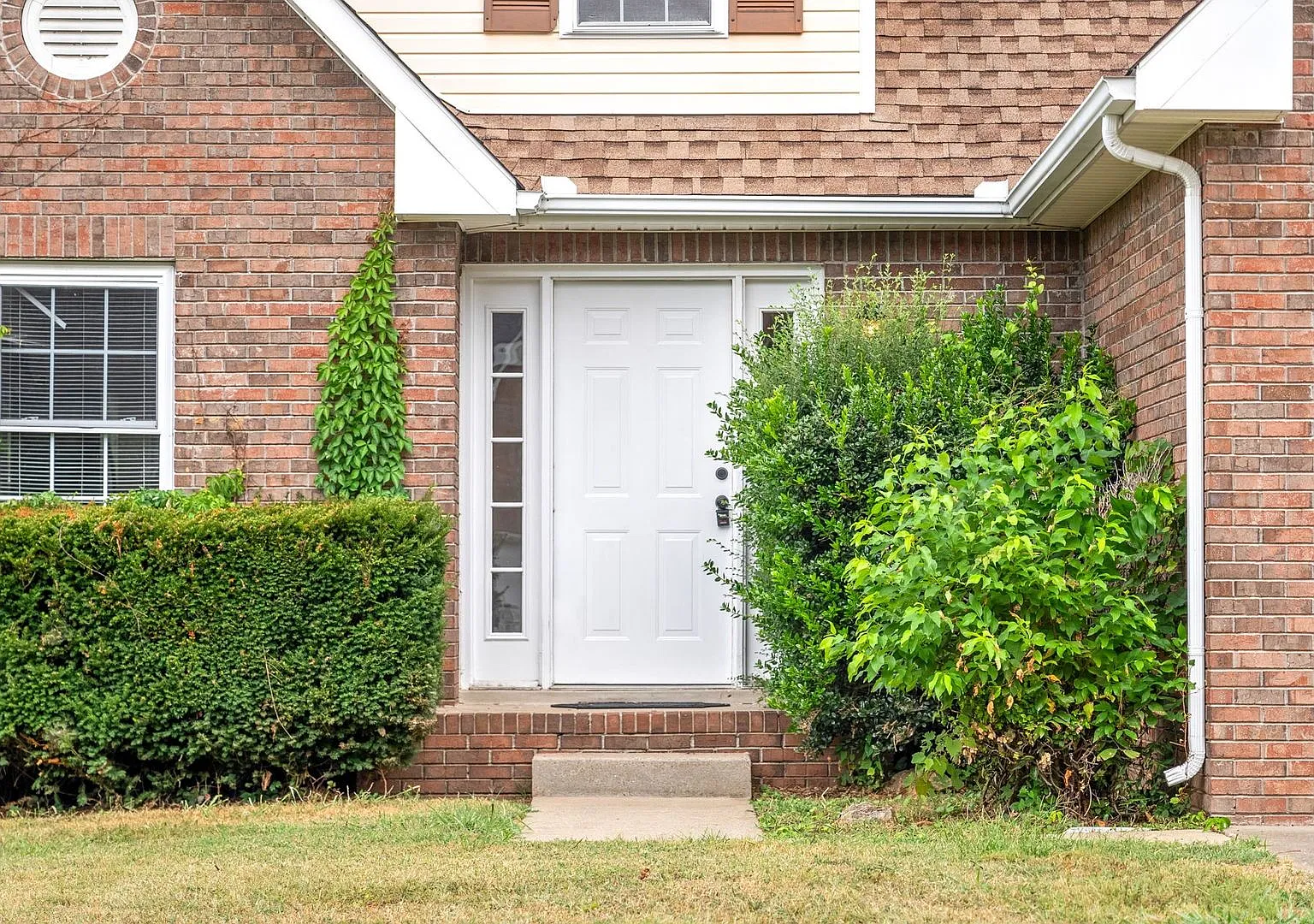 Awesome 3 Bedroom/2.5 Bath with Large Bonus Room in Sango Area! Only minutes from Exit 11 / I-24!! — Photo 3
