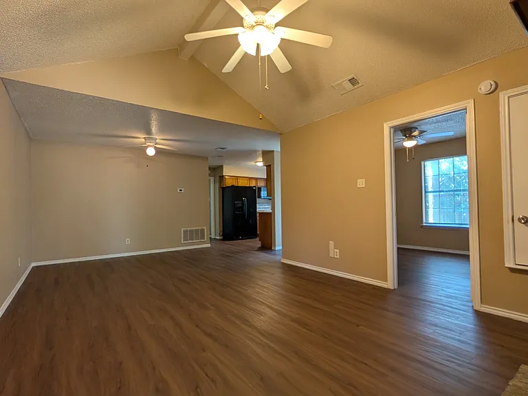 1911 Mack Pl — Photo 5