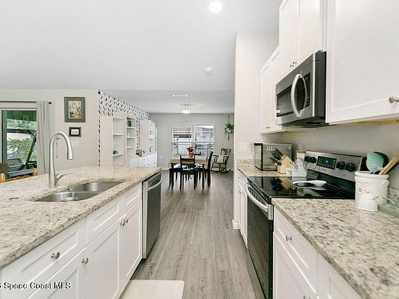 4th image of 625 Andrew St SE