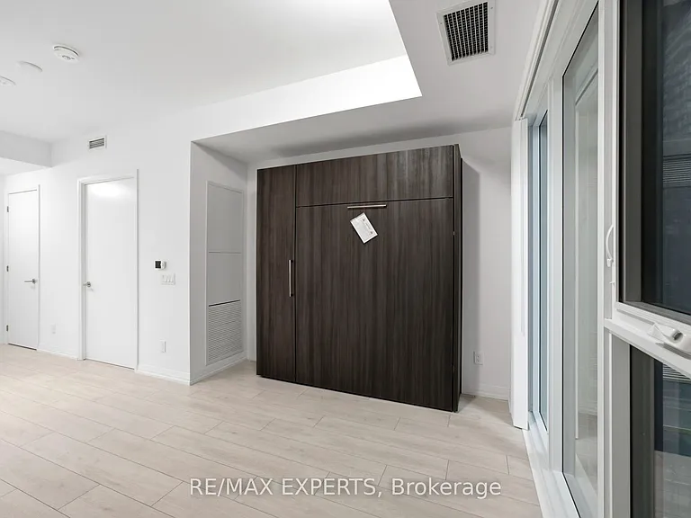 400 King St W #1028 — Photo 15