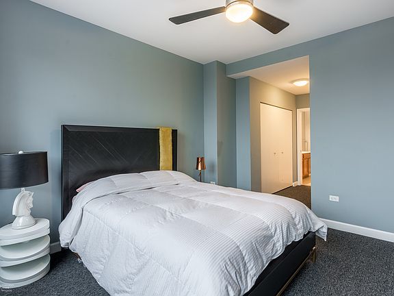 4th image of 1600 S Prairie Ave Unit 708