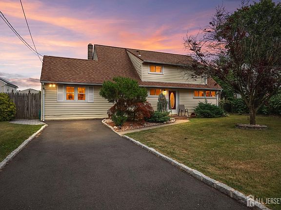 5th image of 4 Farmbrook Dr