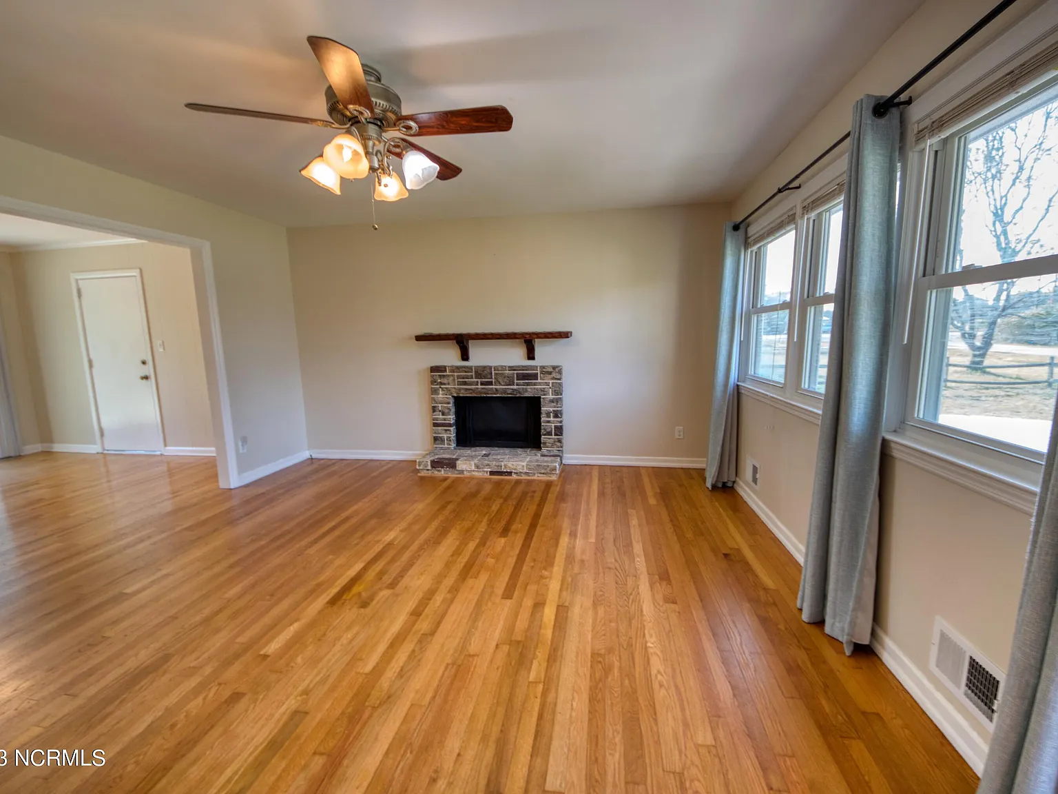 3 bed, 2.0 bath, 1300 sqft, $2,300 — Photo 2