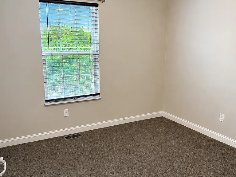 1005 Lennox Cir — Photo 16