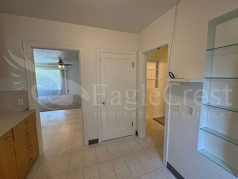 542 E Chestnut St — Photo 30